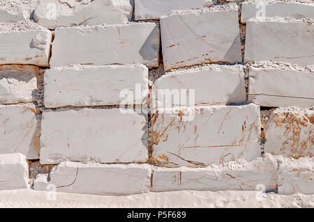 Big White Blocks von Rohstoffen Marmor in einem Steinbruch in Griechenland Stockfoto