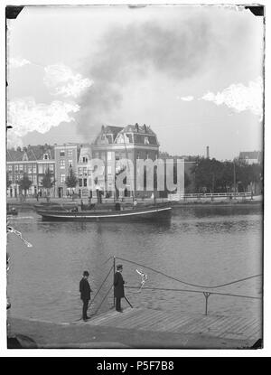 N/A. Deutsch: Beschreibung Amstel Gezien from Amsteldijk naar Weesperzijde 49-54 (v. l. n. r.) tussen Eerste Oosterparkstraat en houthandel Firma G.A. Harff op Nummer 54 de Achterpad. Documenttype foto Vervaardiger Olie'', Jacob (1834-1905) Collectie Collectie Jakob Olie Jbz. 1890 Datering Geografische naam Weesperzijde Amstel Inventarissen Http://stadsarchief.amsterdam.nl/archief/10019 Afbeeldingsbestand 010019000092 erzeugt mit Dememorixer. 1890. Jakob Olie (1834-1905) Alternative Namen Jakob Olie Jbz. Jakob Olie Jbzn. Beschreibung der niederländische Fotograf Geburtsdatum / Tod 1. Stockfoto