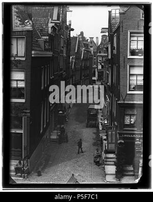 N/A. Deutsch: Beschreibung Bloedstraat 2 t/m 26 (v. r. n. l.'', links) Gezien from Nieuwmarkt hoekhuis nr. 14 (rechts) naar Oudezijds Achterburgwal Documenttype foto Vervaardiger Olie'', Jacob (1834-1905) Collectie Collectie Jakob Olie Jbz. 1890 Datering Geografische naam Bloedstraat Inventarissen Http://stadsarchief.amsterdam.nl/archief/10019 Afbeeldingsbestand10019A 000145 mit Dememorixer generiert. 1890. Jakob Olie (1834-1905) Alternative Namen Jakob Olie Jbz. Jakob Olie Jbzn. Beschreibung der niederländische Fotograf Geburtsdatum / Tod 19. Oktober 1834 25. April 1905 Lage des Stockfoto