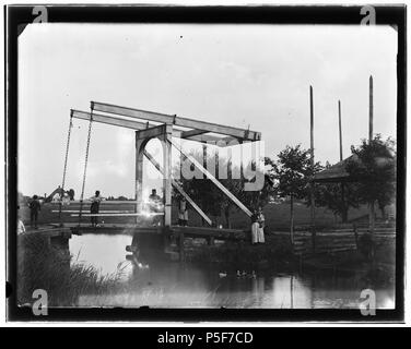 N/A. Deutsch: Beschreibung Diemerbrug (Gemeente Diemen Omgeving Ouderkerkerlaan Diemerlaan (später). Documenttype foto Vervaardiger Olie'', Jacob (1834-1905) Collectie Collectie Jakob Olie Jbz. 1890 Datering Inventarissen Http://stadsarchief.amsterdam.nl/archief/10019 Afbeeldingsbestand10019A 001330 mit Dememorixer generiert. 1890. Jakob Olie (1834-1905) Alternative Namen Jakob Olie Jbz. Jakob Olie Jbzn. Beschreibung der niederländische Fotograf Geburtsdatum / Tod 19. Oktober 1834 25. April 1905 Ort der Geburt / Todes Amsterdam Amsterdam arbeiten Zeitraum 1847-1905 Arbeitsort Amsterd Stockfoto