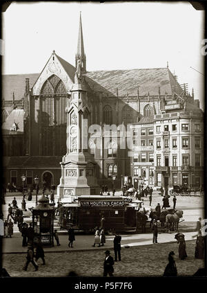 N/A. Deutsch: Beschreibung Dam-noordwestzijde Onderdeel van een 5-delig Panorama. Gezien vanuit Vijgendam 6 naar Nieuwe Kerk en Damm 6-8 (v. r. n. l.). Voorgrond: Naatje van de Dam (1914 afgebroken). Uiterst rechts: ingang Nieuwendijk Documenttype foto Vervaardiger Olie'', Jacob (1834-1905) Collectie Collectie Jakob Olie Jbz. Datering 8 September 1890 t/m 24 maart 1891 Geografische naam Damm Inventarissen Http://stadsarchief.amsterdam.nl/archief/10019 Afbeeldingsbestand ein 00001310019 mit Dememorixer generiert. 8. September 1890 t/m 24 maart 1891. Jakob Olie (1834-1905) Alternati Stockfoto