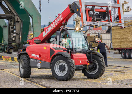 VARNA, Bulgarien September 19,2016; MANITOU Maniscopic Allradantrieb Gabelstapler Traktor laden Heuballen auf einem Anhänger Stockfoto