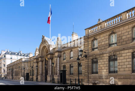 Blick auf Eingang Tor der Elysee Palace von der Rue du Faubourg Saint-Honoré. Elysee Palace - offizielle Residenz des Präsidenten der Französischen Republik. Stockfoto