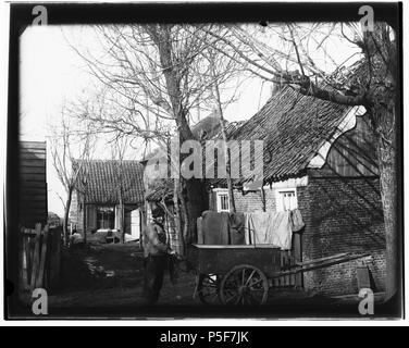 N/A. Deutsch: Beschreibung Diemen Oud-Diemerlaan Buitenkerklaan (später). Achterzijde huizen (zie Foto N 28561). Documenttype foto Vervaardiger Olie'', Jacob (1834-1905) Collectie Collectie Jakob Olie Jbz. 1891 Datering Geografische naam Diemen Inventarissen Http://stadsarchief.amsterdam.nl/archief/10019 Afbeeldingsbestand10019A 001339 mit Dememorixer generiert. 1891. Jakob Olie (1834-1905) Alternative Namen Jakob Olie Jbz. Jakob Olie Jbzn. Beschreibung der niederländische Fotograf Geburtsdatum / Tod 19. Oktober 1834 25. April 1905 Ort der Geburt / Todes Amsterdam Amsterdam Arbeit pro Stockfoto