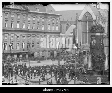 N/A. Deutsch: Beschreibung Dam'', noordwestzijde Gezien naar Koninklijk Paleis en Nieuwe Kerk. Dsub het Beeld des Afrikaans "Naatje van de Dam''', tijdens bezoek Keizer Wilhelm II van Deutschland. Documenttype foto Vervaardiger Olie'', Jacob (1834-1905) Collectie Collectie Jakob Olie Jbz. Datering 1 Juli 1891 t/m 3 Juli 1891 Geografische naam Damm Inventarissen Http://stadsarchief.amsterdam.nl/archief/10019 Afbeeldingsbestand 010019000335 erzeugt mit Dememorixer. 1 Juli 1891 t/m 3 Juli 1891. Jakob Olie (1834-1905) Alternative Namen Jakob Olie Jbz. Jakob Olie Jbzn. Beschreibung Niederländische phot Stockfoto