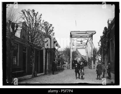 N/A. Deutsch: Beschreibung Diemerbrug Op de voorgrond Willem Olie met Stok'', ''onbekend meisje, Jacob Olie jr.'', Jan Olie en Johan Blomberg. Documenttype foto Vervaardiger Olie'', Jacob (1834-1905) Collectie Collectie Jakob Olie Jbz. 1892 Datering Inventarissen Http://stadsarchief.amsterdam.nl/archief/10019 Afbeeldingsbestand10019A 001289 mit Dememorixer generiert. 1892. Jakob Olie (1834-1905) Alternative Namen Jakob Olie Jbz. Jakob Olie Jbzn. Beschreibung der niederländische Fotograf Geburtsdatum / Tod 19. Oktober 1834 25. April 1905 Ort der Geburt / Todes Amsterdam Amsterdam Wor Stockfoto