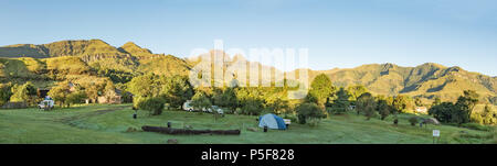 MONKS COWL, SÜDAFRIKA - MÄRZ 19, 2018: ein Zelt, Wohnwagen und Wohnmobile auf dem Campingplatz bei Monks Cowl in den Drakensbergen. Cathedral Peak und Mon Stockfoto