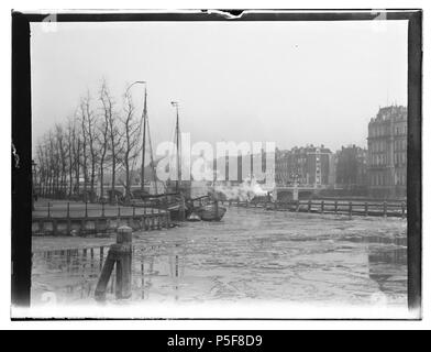 N/A. Deutsch: Beschreibung Amstel Gezien in noordelijke Richting naar Sarphatikade'', Hogesluis (Brug nr. 246) de Amstel'', hoek Sarphatistraat. Documenttype foto Vervaardiger Olie'', Jacob (1834-1905) Collectie Collectie Jakob Olie Jbz. Januar 1903 Datering Geografische naam Amstel Inventarissen Http://stadsarchief.amsterdam.nl/archief/10019 Afbeeldingsbestand 010019001519 erzeugt mit Dememorixer. Januar 1903. Jakob Olie (1834-1905) Alternative Namen Jakob Olie Jbz. Jakob Olie Jbzn. Beschreibung der niederländische Fotograf Geburtsdatum / Tod 19. Oktober 1834 25. April 1905 Loca Stockfoto