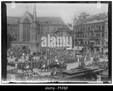N/A. Deutsch: Beschreibung Dam'', noordwestzijde Tijdens het bezoek van Koningin Wilhelmina de Prins Hendrik'', gezien naar Nieuwe Kerk'', Naatje van de Dam (1914 afgebroken) de ingang Nieuwendijk. Documenttype foto Vervaardiger Olie'', Jacob (1834-1905) Collectie Collectie Jakob Olie Jbz. 26. September 1904 Datering Geografische naam Damm Inventarissen Http://stadsarchief.amsterdam.nl/archief/10019 Afbeeldingsbestand 010019001633 erzeugt mit Dememorixer. 26. September 1904. Jakob Olie (1834-1905) Alternative Namen Jakob Olie Jbz. Jakob Olie Jbzn. Beschreibung Niederländische photog Stockfoto