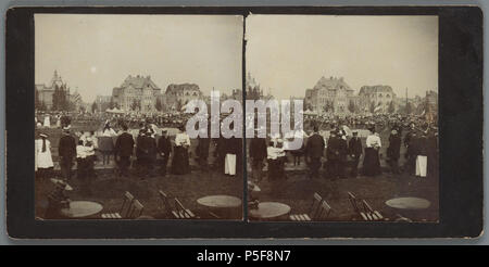 N/A. Deutsch: Beschreibung Ballonvaart luchtballon Oplaten van een op het Museumplein. Op de achtergrond Museumplein 8 t/m 12 (v. r. n. l.) en het Stedelijk Museum. (Wijk 27) Documenttype foto Vervaardiger Benschop'', Maarten Collectie Collectie Stadsarchief Amsterdam: stereofoto Geografische naam Museumplein Inventarissen Http://archief.amsterdam/archief/10007 Afbeeldingsbestand 010007001397 erzeugt mit Dememorixer. Datum unbekannt. Maarten Benschop 165 Ballonvaart-003 - Maarten Benschop Stockfoto