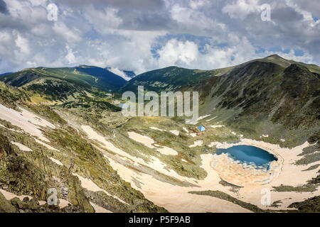 Überraschen, Dunstiger Blick von mussala Gipfel auf dem zugefrorenen See und Wanderweg über Rila Gebirge Stockfoto