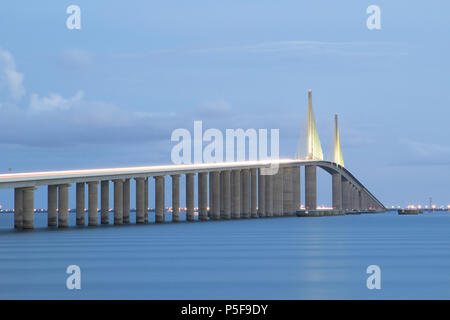 Die belaste Sunshine Skyway Bridge mit Langzeitaufnahme in St. Petersburg, Florida, USA. Stockfoto