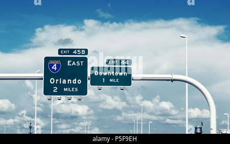 Blaues, amerikanisches Straßenkind in Richtung Orlando und Downtown, USA. Stockfoto