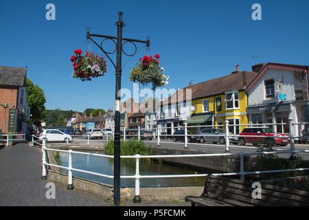 Blick auf die malerische Altstadt von Stockbridge, Hampshire, einer der kleinsten Städte im Vereinigten Königreich an einem sonnigen Sommertag Stockfoto