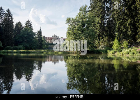 Ein Blick über den See, das Schloss mit Blick auf das UNESCO-Weltkulturerbe von Pruhonice Park am Stadtrand von Prag. Stockfoto