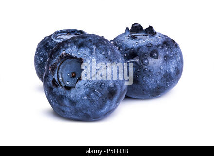 Drei frische Blaubeeren mit Blättern auf weißem Hintergrund Stockfoto