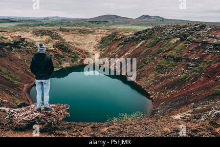 Kerl unten beobachten, die Kreio Crater Lake Stockfoto