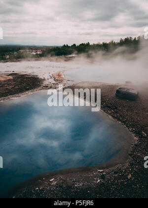 Geysir sehr blau Quellwasser mit Dampf in Island Stockfoto