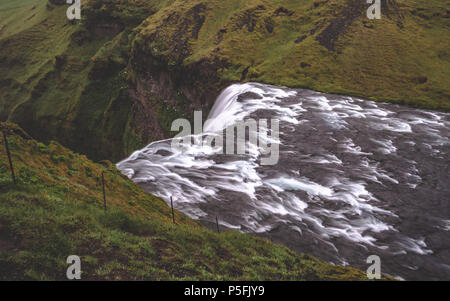 Auf Langzeitbelichtung Wasserfall Skogafoss Stockfoto