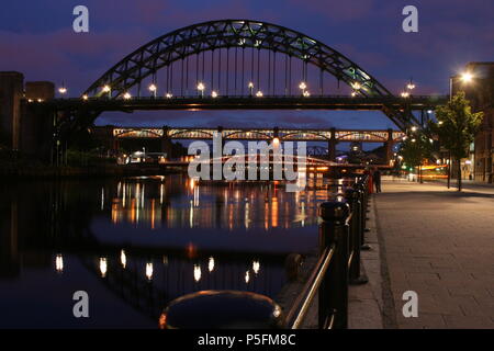 Newcastle Quayside einschließlich der Tyne, Swing und Hohe Brücke Stockfoto