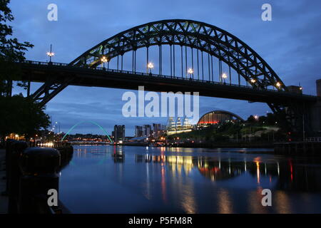 Newcastle Quayside einschließlich der Tyne und Millennium Bridge und dem Weisen, Gateshead Stockfoto