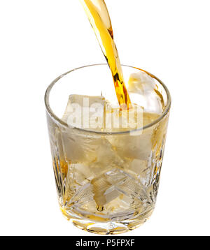 Gießen Whisky in ein leeres Glas mit Eis. Top View Stockfoto