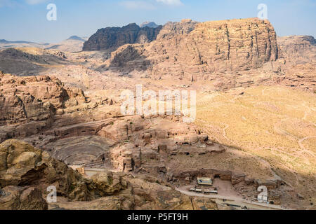 Panoramablick auf die Gräber und das römische Theater in der verlorenen Stadt Petra, Jordanien Stockfoto