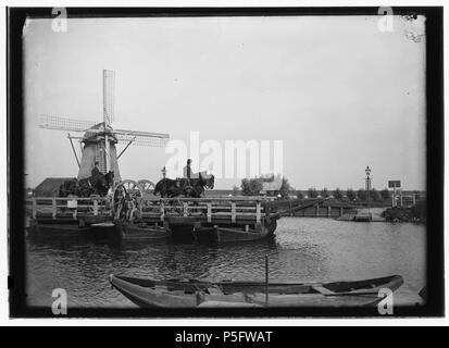 N/A. Deutsch: Beschreibung Diemerdam (Gemeente Diemen) Keulsevaart/Merwedekanaal. Militaire ruiters op een Ponton in afwachting van een veerpont (). Achtergrond links: Molen Overdiemerpolder. Documenttype foto Vervaardiger Olie'', Jacob (1834-1905) Collectie Collectie Jakob Olie Jbz. Oktober 1893 Datering Inventarissen Http://stadsarchief.amsterdam.nl/archief/10019 Afbeeldingsbestand10019A 001296 mit Dememorixer generiert. Oktober 1893. Jakob Olie (1834-1905) Alternative Namen Jakob Olie Jbz. Jakob Olie Jbzn. Beschreibung der niederländische Fotograf Geburtsdatum / Tod 19. Oktober 183 Stockfoto