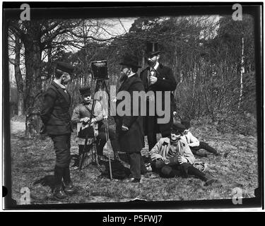 N/A. Deutsch: Beschreibung Bussum In de Duinen. V. l. n. r.: Jan Olie'', Jakob Olie jr.'', J.D.B. Biengreber naast statief zijnbalgcamera op en met zelfontspanner in de Hand", Jan Blomberg'', met hogezijden gehackt'', voor Saum zijn zoontje Johan Blomberg en rechtsachter Willem Olie (). Documenttype foto Vervaardiger Olie'', Jacob (1834-1905) Collectie Collectie Jakob Olie Jbz. 12. April 1895 Datering Inventarissen Http://stadsarchief.amsterdam.nl/archief/10019 Afbeeldingsbestand10019A 001423 mit Dememorixer generiert. 12. April 1895. Jakob Olie (1834-1905) Alternative Namen Jakob Oli Stockfoto