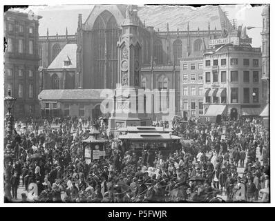 N/A. Deutsch: Beschreibung Dam 4'', 6'', 8 (v. r. n. l.) Het Damplein vol met Mensen tijdens Het bezoek van Generaal Vetter'', om 14.10 Stunden. Commandantshuis Gezien vanuit Het naar de Nieuwe Kerk en de ingang van de Eggertstraat. Rechts ist de ingang van de Nieuwendijk'', Op de voorgrond" Naatje van de Dam" (1914 afgebroken). Documenttype foto Vervaardiger Olie'', Jacob (1834-1905) Collectie Collectie Jakob Olie Jbz. Datering 6 Juni 1895 Geografische naam Damm Inventarissen Http://stadsarchief.amsterdam.nl/archief/10019 Afbeeldingsbestand 010019000776 erzeugt mit Dememorixer. 6. Juni Stockfoto