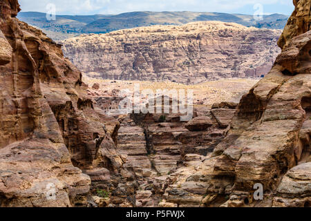 Blick vom Kloster Trail von der verlorenen Stadt von Petra, Jordanien Stockfoto