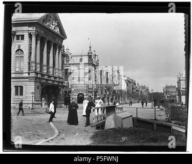 N/A. Deutsch: Beschreibung Baerlestraat (Van) 98-96-94 Enz. (V. l. n. r.) Gezien naar Willemsparkweg. Links: Concertgebouw hoek Jan Willem Brouwersplein. Rechts: Stedelijk Museum'', Paulus Potterstraat nr. 13 Documenttype foto Vervaardiger Olie'', Jacob (1834-1905) Collectie Collectie Jakob Olie Jbz. Datering 17 April 1896 Geografische naam Van Baerlestraat Inventarissen Http://stadsarchief.amsterdam.nl/archief/10019 Afbeeldingsbestand10019A 000885 mit Dememorixer generiert. 17. April 1896. Jakob Olie (1834-1905) Alternative Namen Jakob Olie Jbz. Jakob Olie Jbzn. Beschreibung Dutc Stockfoto