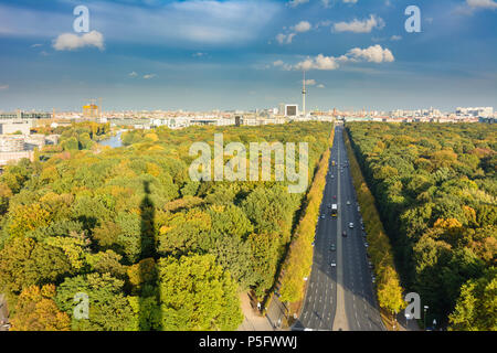 Berlin: Blick von der Siegessäule zum Stadtzentrum, Park Tiergarten in den Farben des Herbstes in Deutschland, Berlin, Stockfoto