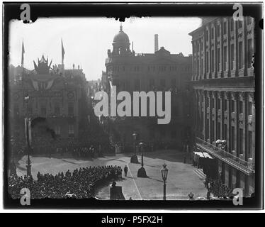 N/A. Deutsch: Beschreibung Dam - Bad K stritz Inhuldiging van 1234567 Koningin Wilhelmina. De koninginnen op het Terras van het Koninklijk Paleis (rechts) tijdens de aubade. In het Midden de ingang van de Kalverstraat. Documenttype foto Vervaardiger Olie'', Jacob (1834-1905) Collectie Collectie Jakob Olie Jbz. Datering 7 September 1898 Geografische naam Damm Inventarissen Http://stadsarchief.amsterdam.nl/archief/10019 Afbeeldingsbestand10019A 000022 mit Dememorixer generiert. 7. September 1898. Jakob Olie (1834-1905) Alternative Namen Jakob Olie Jbz. Jakob Olie Jbzn. Beschreibung Dutc Stockfoto