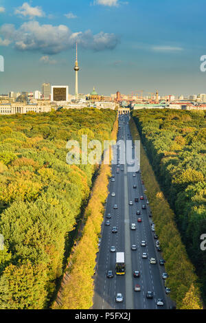 Berlin: Blick von der Siegessäule zum Stadtzentrum, Park Tiergarten in den Farben des Herbstes in Deutschland, Berlin, Stockfoto