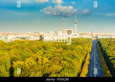 Berlin: Blick von der Siegessäule zum Stadtzentrum, Park Tiergarten in den Farben des Herbstes in Deutschland, Berlin, Stockfoto