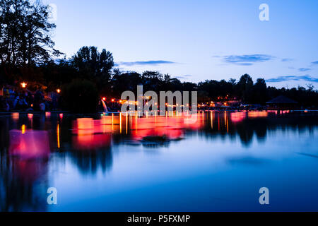 Möchten Laternen Reflexionen mit brennenden Kerzen an einem See auf dem Sommer Nacht. Lange Belichtungszeiten. Stockfoto