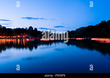 Möchten Laternen Reflexionen mit brennenden Kerzen an einem See auf dem Sommer Nacht. Lange Belichtungszeiten. Stockfoto