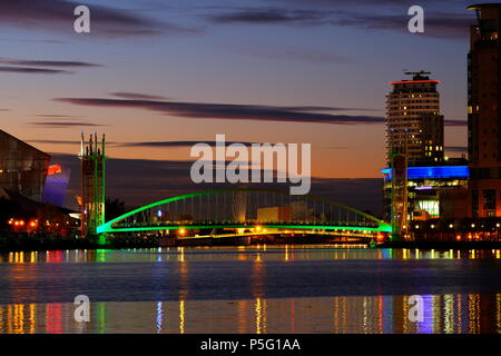 Salford Quays Millennium Fußgängerbrücke bei Sonnenuntergang Stockfoto