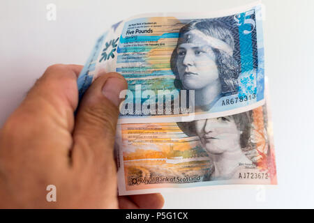 Schottische Papier Währung 5 und 10 Pfund Noten, Royal Bank of Scotland in Mans geführt wird Stockfoto