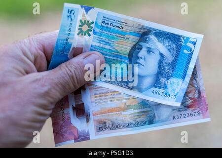 Schottische Papier Währung 5 und 10 Pfund Noten, Royal Bank of Scotland in Mans geführt wird Stockfoto