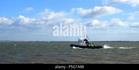 Trawler auf den Tejo in Lissabon Stockfoto