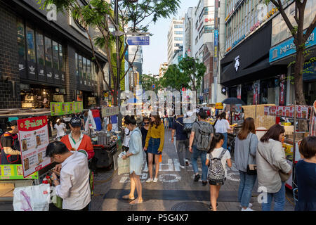 SEOUL, Südkorea - 28. MAI 2018: Myeong-Dong Einkaufsstraße, Menschen in Korea kaufen und Einkaufen an den Imbissständen Stockfoto