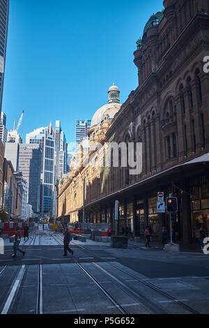 Ein Blick auf die George Street mit der Sonne auf der Queen Victoria Building und die Hochhäuser der neue Teil von Sydney im Hintergrund Stockfoto