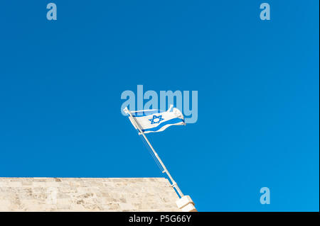 Israel, Jerusalem - 24. Juni 2018: Die israelische Flagge auf der Oberseite des Jerusalem Historisches Rathaus Gebäude - das Rathaus Während des britischen Mandats Stockfoto