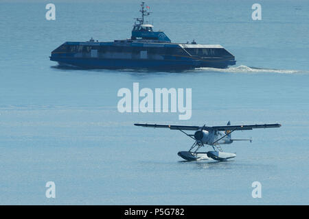 Vintage Harbour Air Wasserflugzeuge de Havilland Canada DHC-2 Beaver Wasserflugzeug landen in den Hafen von Vancouver, British Columbia, Kanada. Stockfoto