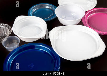 Plastikgeschirr, Plastikgeschirr, Einweggeschirr, Kunststoff, verschiedene Formen und Farben, Stockfoto