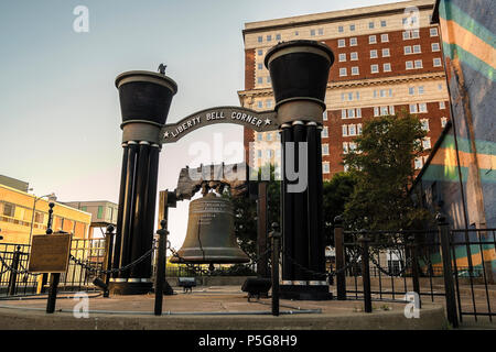 UTICA, NY, USA - 25. JUNI 2018: Liberty Bell Ecke Park in Utica, New York. Stockfoto