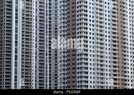 Sehr großes Wohnhaus mit vielen Wohnungen und Fenster in Miami, USA. Stockfoto