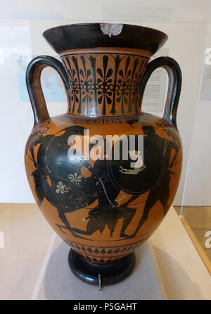 N/A. Englisch: Ausstellung in der blanton Museum für Kunst - Austin, Texas, USA. Diese Arbeit ist alt genug, so dass es im. 15 November 2015, 15:16:52. Daderot 177 Kampf mit drei Hopliten, Hals Amphore, die leagros Gruppe zugeschrieben, C. 510-500 v. Chr., schwarz - Abbildung Terrakotta - Blanton Museum für Kunst - Austin, Texas - DSC 07642 Stockfoto